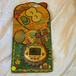 NEW Original RakuRaku DinoKun YELLOW Dinkie Dino Electronic Virtual Pet TK-910